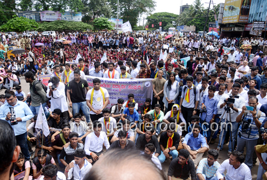 student  protest against Yettinahole 1